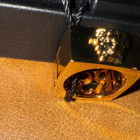 NWT Versace Gold Medusa Ring size 7.5 - Picture 2 of 6